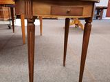 une table en bois avec un tiroir dans une pièce