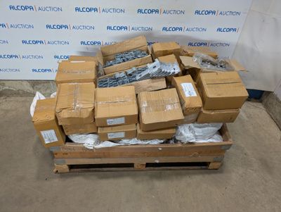 une pile de cartons posée sur une palette devant un mur