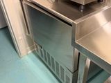 une machine posée sur une table