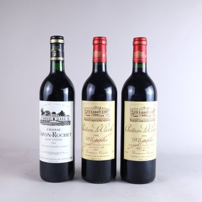 trois bouteilles de vin sont alignées sur une table