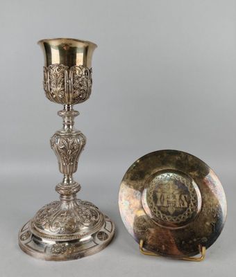 une paire de bougeoirs anciens en métal argenté et un plat en métal argenté
