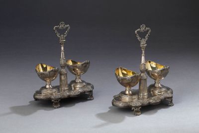 paire de bougeoirs plaqués argent sur socle, ornés de fleurs