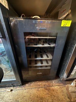 une photo d'une cave à vin dans une cuisine