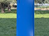 un panneau bleu au milieu d'un champ herbeux