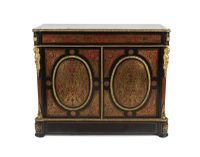 MEUBLE D'APPUI EN MARQUETERIE D'ÉCAILLE ROUGE ET LAITON GRAV…
