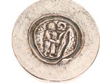 une image représentant un bouton en argent sur lequel figurent un homme et une femme