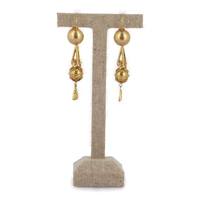 gros plan d'une paire de boucles d'oreilles sur un support