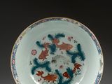 l'image d'une assiette ornée d'un motif floral