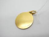 un pendentif en forme de disque doré muni d'une chaîne, sur fond blanc
