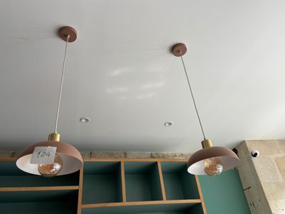 deux lampes suspendues au plafond de la pièce