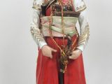 figurine en porcelaine représentant un homme vêtu d'une tenue rouge