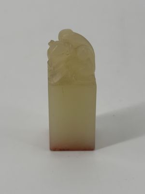une image représentant un morceau de savon sculpté posé sur une surface blanche