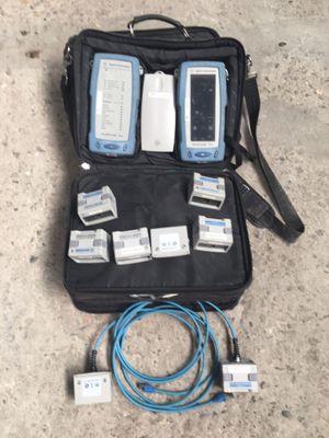 un sac noir contenant des câbles et un téléphone portable