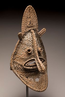 gros plan d'une sculpture de visage sur un socle
