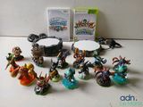 un grand nombre de figurines posées sur une table