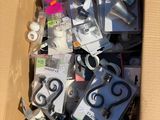 une boîte en carton remplie d'objets divers qui s'y trouvent