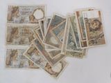 beaucoup de vieux billets de banque français sur la table