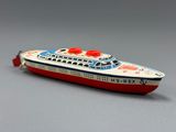 un bateau miniature posé sur une table