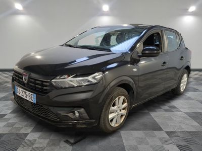 une voiture noire est garée dans une pièce au sol en damier