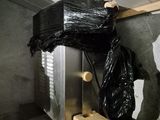 un sac noir posé sur un grille-pain dans une cuisine