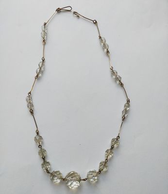 Deux colliers en perles et gouttes en verre transparent face…