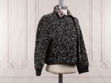 un pull noir et blanc sur un mannequin, un mannequin, un mannequin, un mannequin, un mannequin, un mannequin, un mannequin, un mannequin, un mannequin, un mannequin, un mannequin, un mannequin, un mannequin, un mannequin, un mannequin, un mannequin, un mannequin, un mannequin, un mannequin, un mannequin, un mannequin, un mannequin, un mannequin, un mannequin, un mannequin, un mannequin, un mannequin, un mannequin, un mannequin, un mannequin, un mannequin, un mannequin, un mannequin, un manne