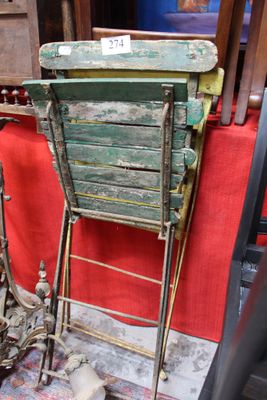 une chaise verte posée à côté d'une table rouge
