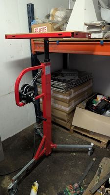 une image d'un établi dans un garage avec des outils