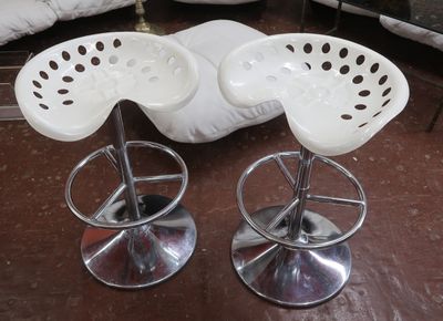 deux tabourets blancs posés par terre