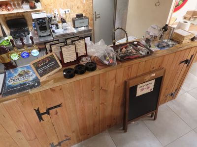 un comptoir sur lequel sont posés tout un tas d'articles