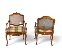 Une paire de fauteuils cannés en bois sculpté à décor de coq… (photo 2)