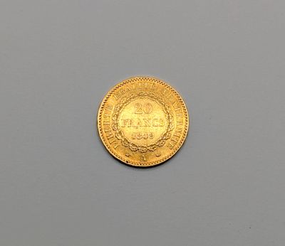 gros plan d'une pièce d'or sur une surface grise