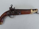 gros plan d'un pistolet sur une surface blanche