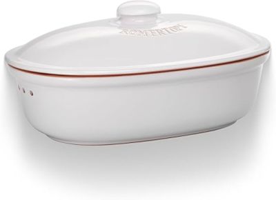 un plat à gratin blanc avec un couvercle, sur fond blanc