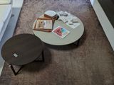 un salon avec un canapé, une table basse et une bibliothèque