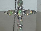 une croix composée de perles de verre et d'une chaîne