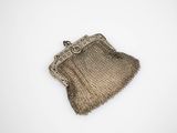 un sac à main ancien en maille d'argent sur fond blanc