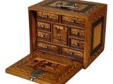 une boîte en bois munie d'une serrure