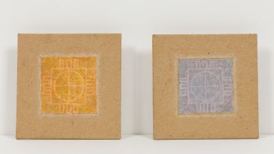 deux petits tableaux carrés ornés d'un motif jaune et violet