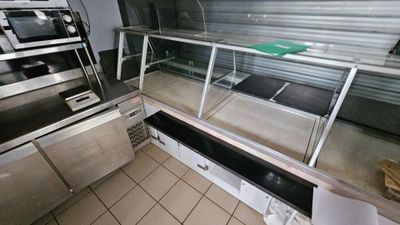 un comptoir avec une vitrine au milieu