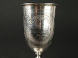 une coupe en argent ancien sur fond noir, avec un fond noir