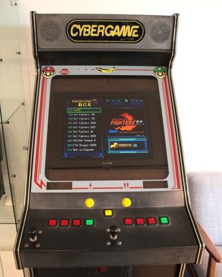 un gros plan d'une console de jeux vidéo dans une vitrine