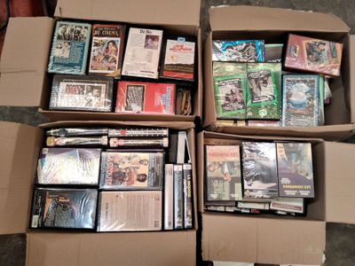 Plusieurs boîtes contenant divers jeux sont empilées les unes sur les autres