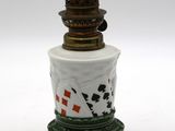 une petite bouteille surmontée d'une lampe