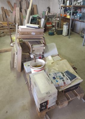une pile de boîtes et de cartons sur une palette dans un entrepôt