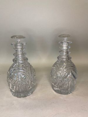 LE CREUSOT Paire de carafes à vin en cristal taillé à décor …
