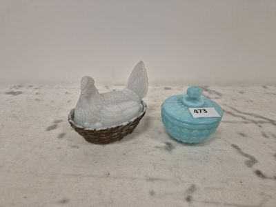 Boîte à oeufs en opaline mouléeen forme de poule dans son ni… - Photo 1