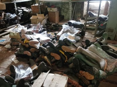 une pile de chaussures posées par terre dans une pièce