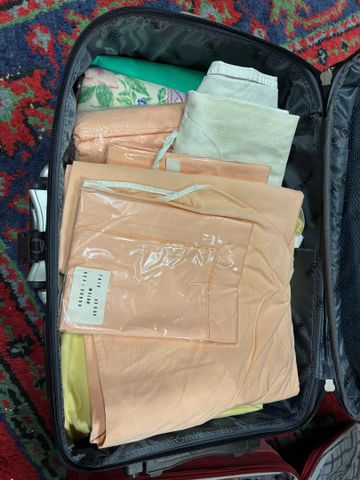 Lot de parures de lit et divers draps modernes
