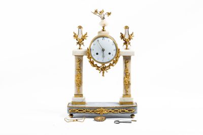 une horloge posée sur un support sur lequel se trouve une horloge